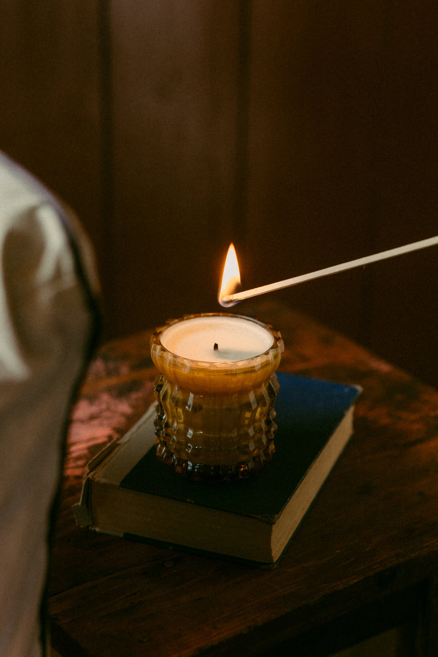 LORELY | Non-Toxic Candle in Textured Glass Vessel
