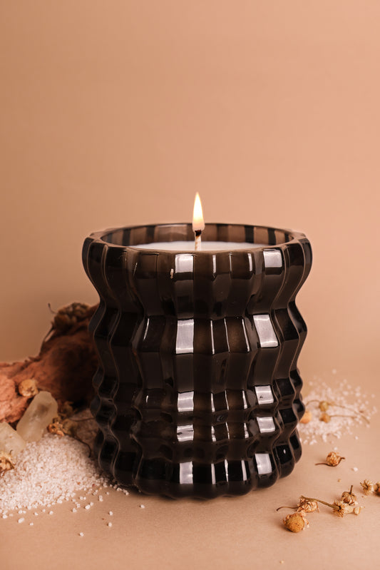 The Maris candle is displayed alongside notes of sea salt and chamomile, two key elements in its scent.